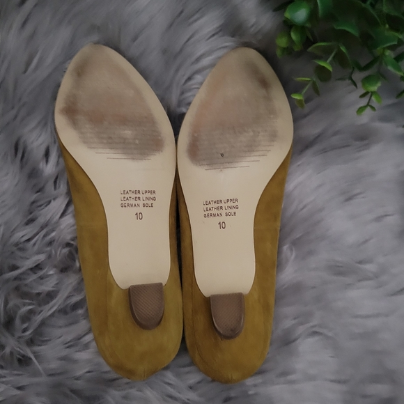 Intentionally Blank Leather Campy Pumps in Mustard size 10 - Picture 9 of 11